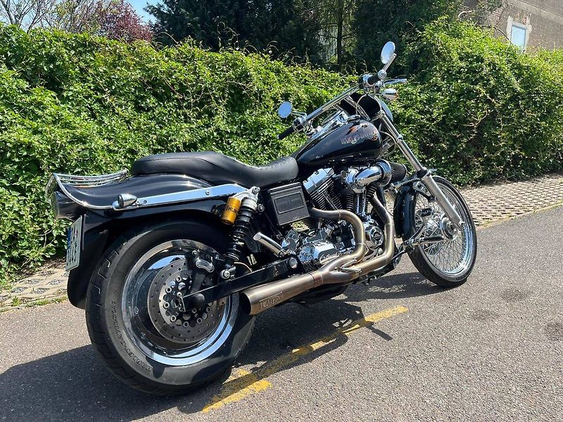 Harley-Davidson FXDWGI Dyna Wide Glide (2005) - fotka 2 z 17