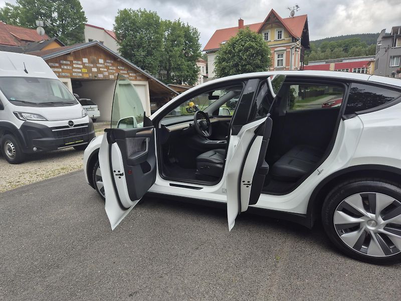 Tesla Model Y LONG RANGE DUAL MOTOR TZ 91 % - fotka 13 z 50