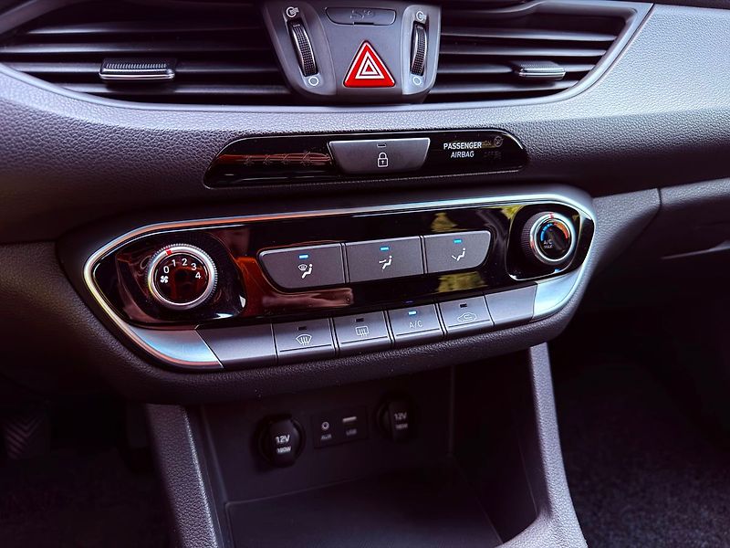 Hyundai i30 1.4 T-GDi Trend, Serviska - fotka 20 z 27