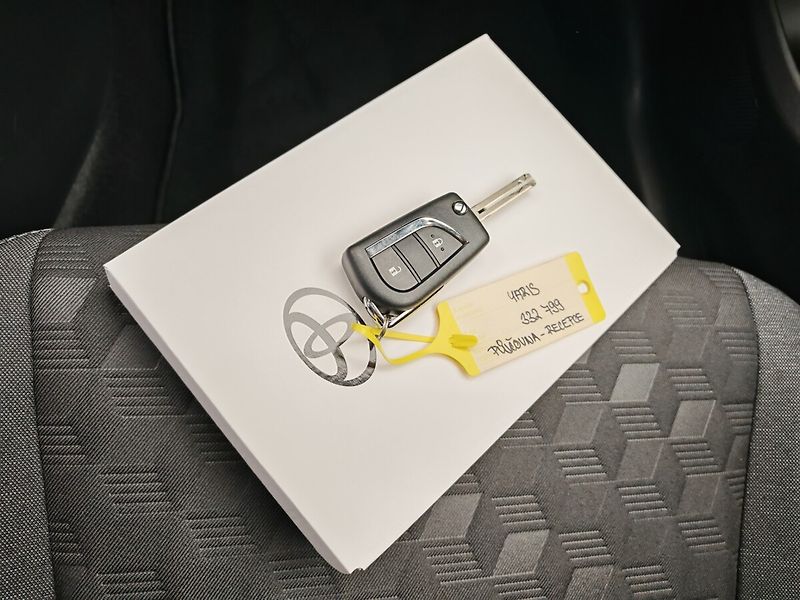Toyota Yaris 1.5 Hybrid Style - fotka 30 z 30