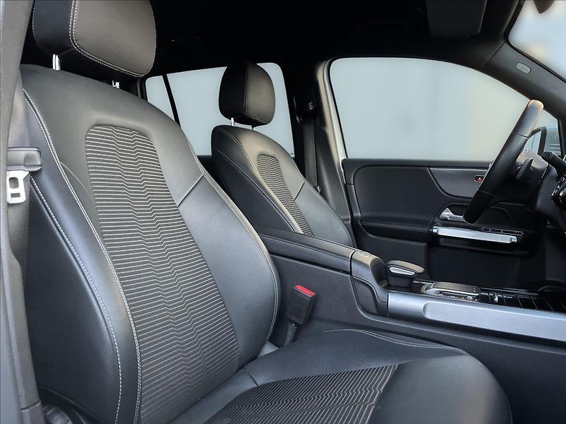 Mercedes-Benz GLB 200d 4MATIC - fotka 15 z 23
