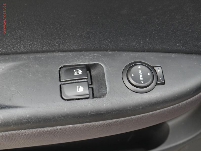 Hyundai i20 (2011) 1.2i, ČR, AC, park.asist - fotka 11 z 15