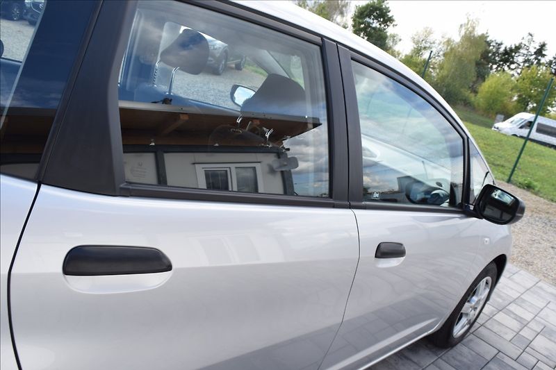 Honda Jazz 1,2 i 66KW ALU KLIMA NÍZKÉ KM - fotka 12 z 35
