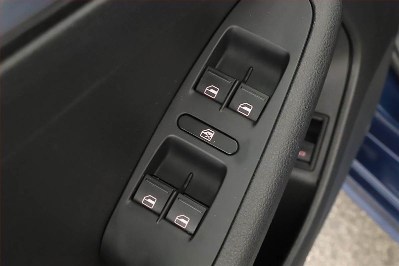Volkswagen Jetta (2012) 1.2 TSI, Serv.kniha - fotka 10 z 13