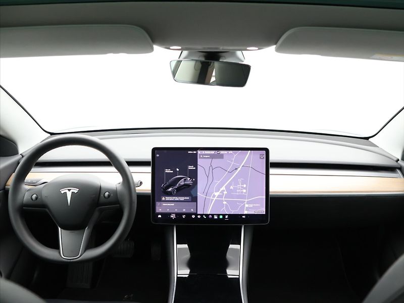 Tesla Model 3 Std Range Plus 52kWh - fotka 19 z 27