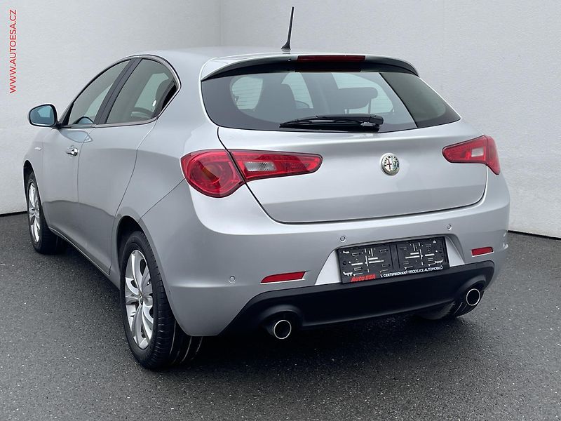Alfa Romeo Giulietta (2011) 2.0 JTD, Distinctive, xenon - fotka 6 z 21