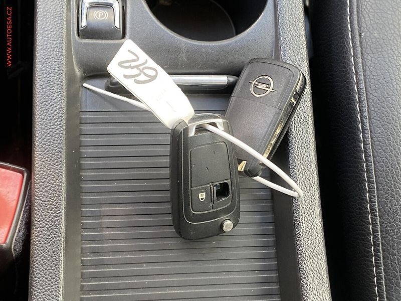 Opel Astra (2010) 1.4 T, Cosmo - fotka 17 z 17