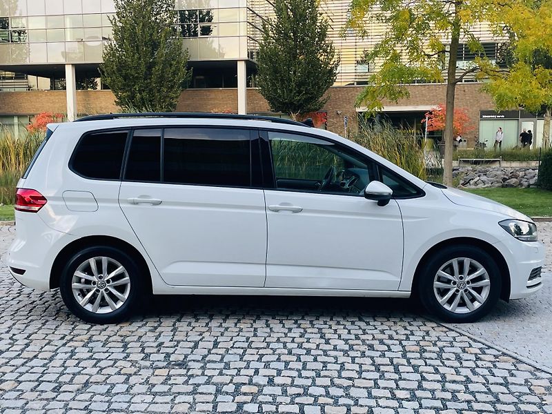 Volkswagen Touran 1.6TDI MANUÁL SERVISKA TAŽNÉ - fotka 11 z 44
