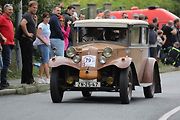 Na akci Jízda do vrchu a výstava historických vozidel se představilo na tři sta automobilů a motocyklů.