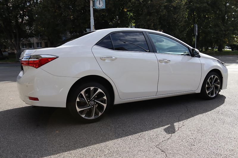 Toyota Corolla (2018) Toyota Corolla Sedan 1.6 - fotka 12 z 60
