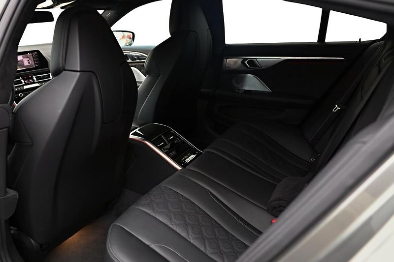 BMW M8 Gran Coupé - fotka 14 z 18