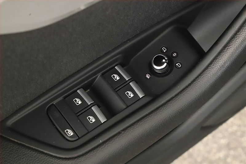 Audi A4 (2016) 2.0 TDI, Xenony, Tempomat - fotka 14 z 14
