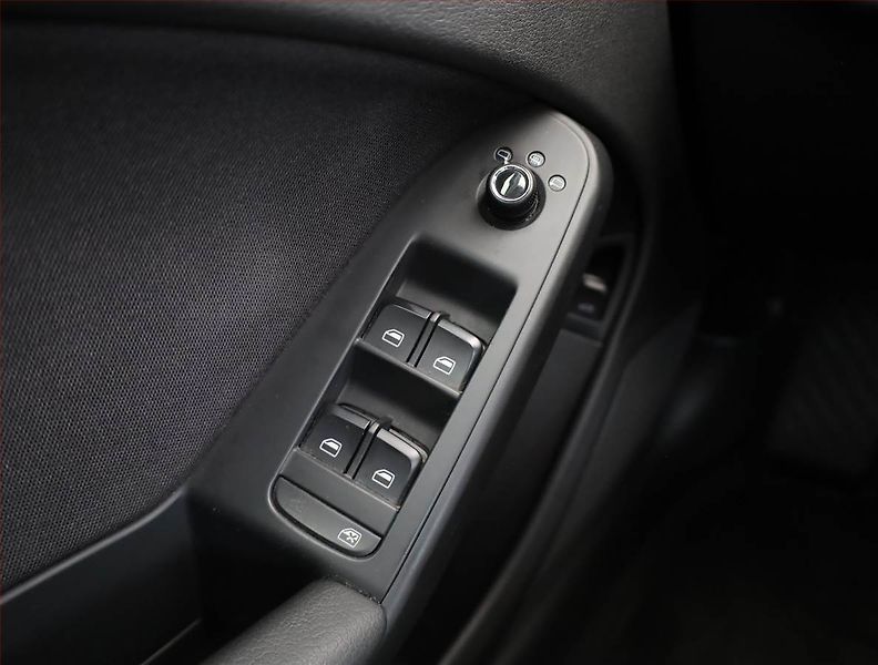 Audi A4 (2010) 2.0 TDI, Serv.kniha, Xenony - fotka 11 z 14