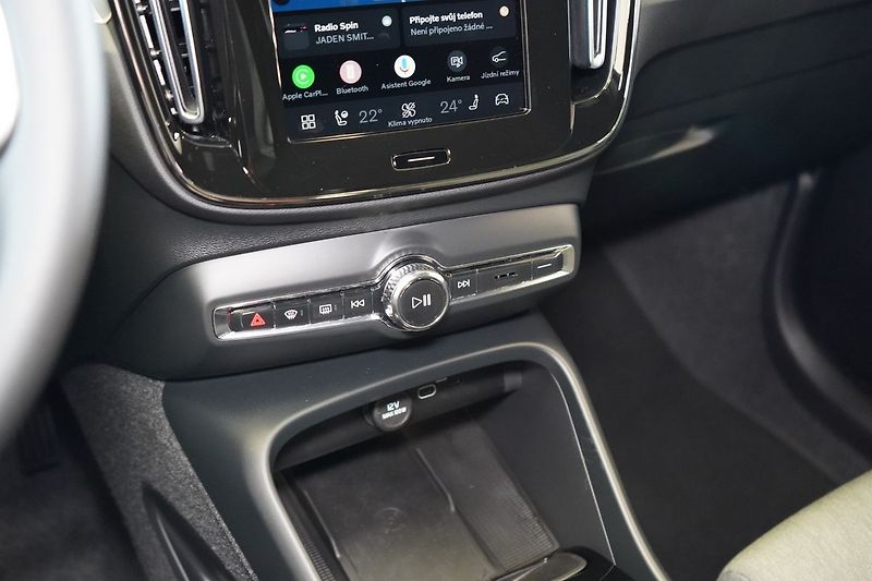 Volvo XC40 B3 Plus Dark, ACC, BLIS - fotka 35 z 43