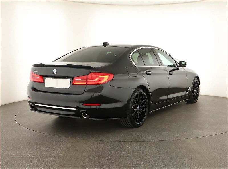 BMW Řada 5 (2017) 530d - fotka 5 z 20