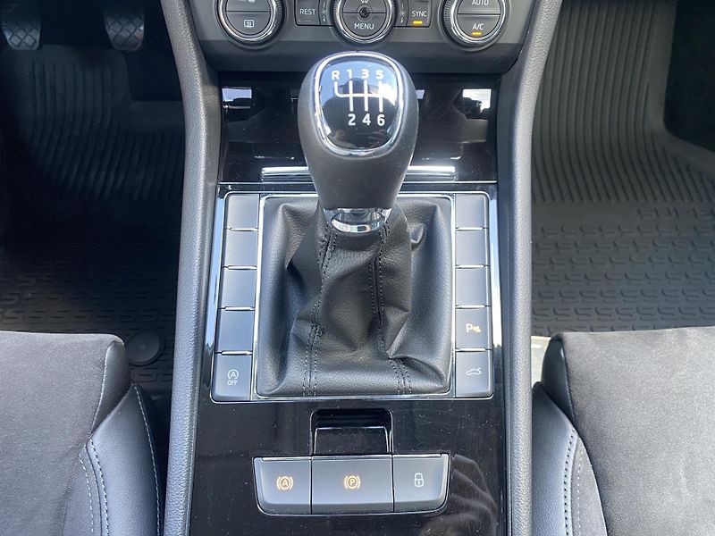 Škoda Superb 2.0TDI110kW-1xMAJ.-CZ-66 000KM - fotka 26 z 43