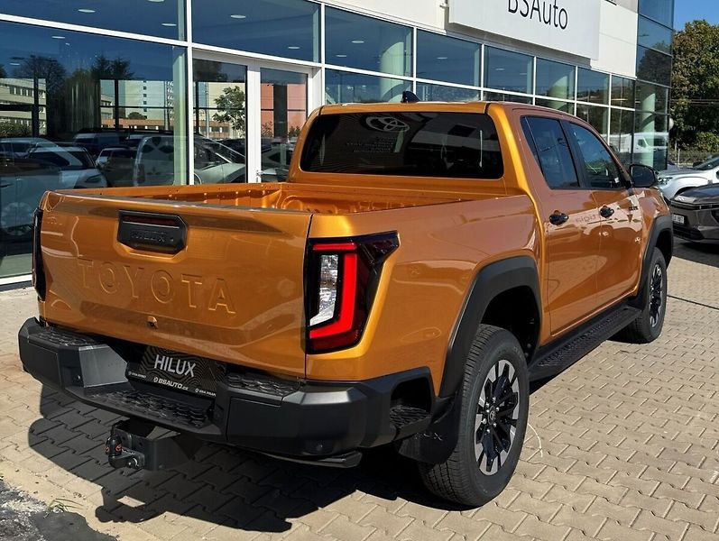 Toyota Hilux 2.8L Diesel 4x4 MHEV 48V AT6 - fotka 2 z 11