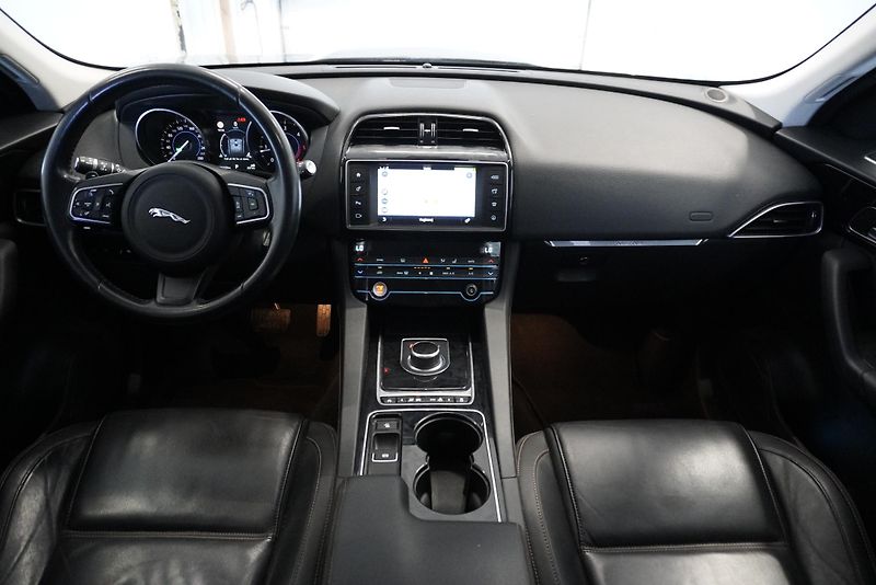 Jaguar F-Pace 2.0D 132kW PRESTIGE - fotka 20 z 28