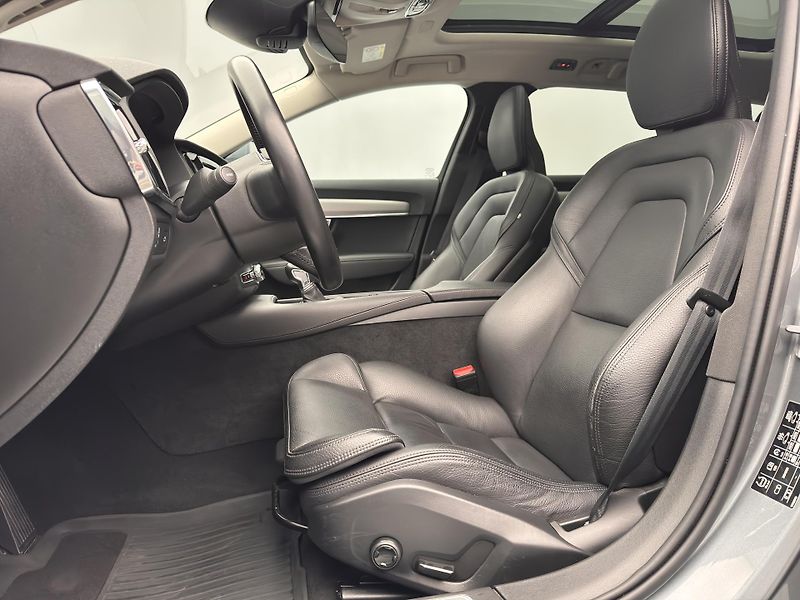 Volvo V90 CC D4 AWD MOMENTUM PRO  - fotka 4 z 47