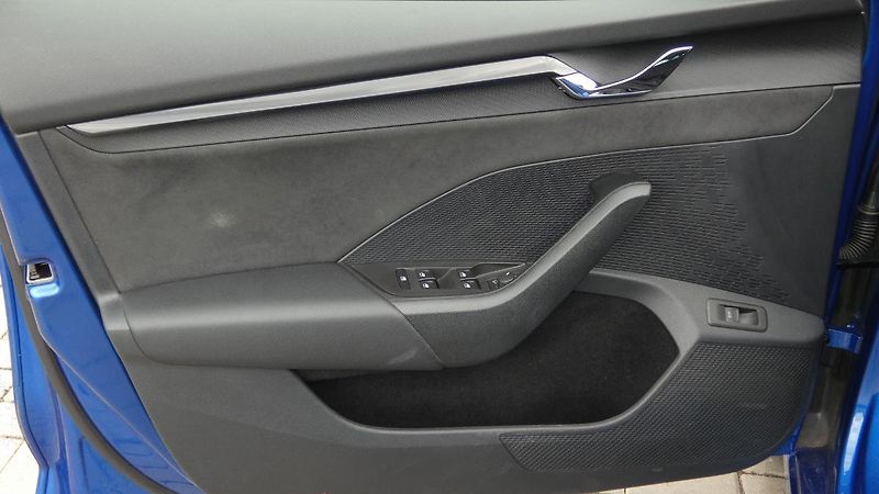Škoda Octavia Combi 2.0 TSI RS 180kW - fotka 8 z 26