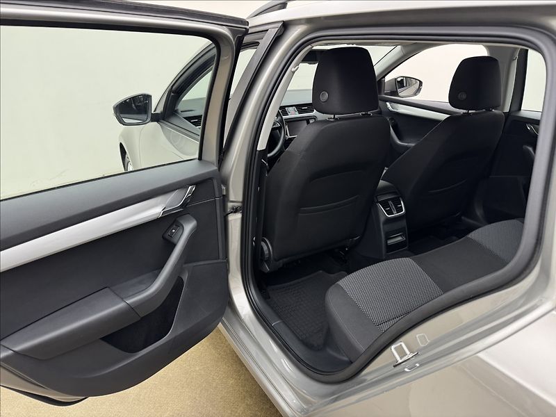 Škoda Octavia 1,6 TDi 6ST. MAN. NAVI SENZORY - fotka 30 z 33