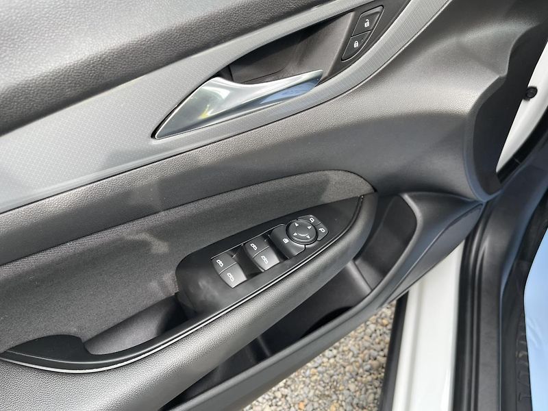 Opel Insignia 2.0CDTi 125kW AT-NEHAV-DPH-ČR! - fotka 23 z 32