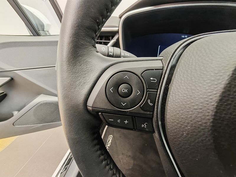 Toyota Corolla 1.8 Hybrid e-CVT Touring Sport - fotka 26 z 40