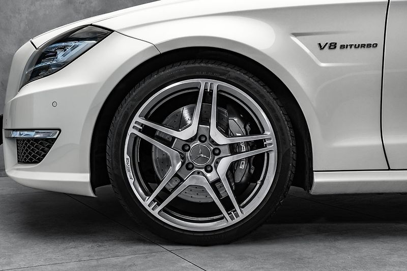 Mercedes-Benz CLS 63 AMG 4M, Designo Carbon H&K - fotka 2 z 28