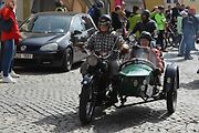 Stovka nablýskaných motocyklů a automobilů předválečné a meziválečné éry vyrazila v neděli z Horního náměstí v Přerově na spanilou jízdu regionem. Nejstarší účastnicí byla 88letá Libuše Šulcová. Vyrazila na motocyklu BSA 770 se sidecarem z roku 1928.