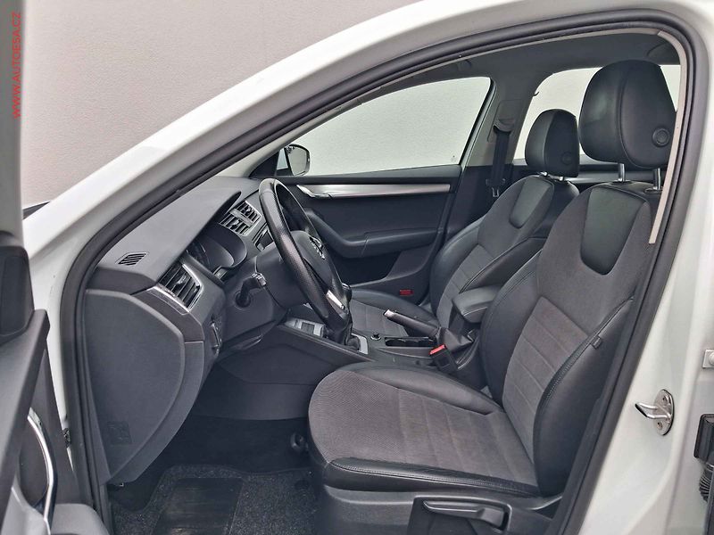 Škoda Octavia (2015) 1.6 TDi, Style, park. čidla - fotka 9 z 17