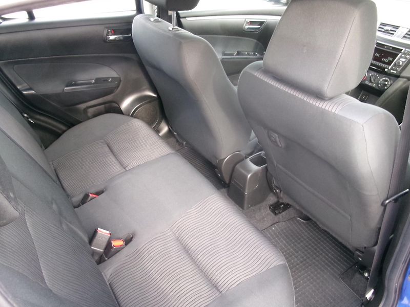 Suzuki Swift (2011) 1,3i KLIMA 4x4 VÝHŘEV USB - fotka 15 z 25