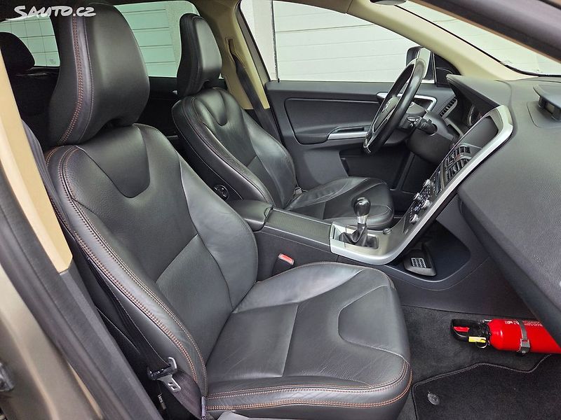Volvo XC60 (2011) 2.0D 120Kw Manuál - fotka 14 z 29