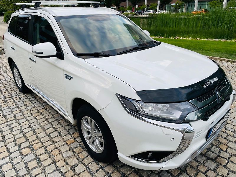 Mitsubishi Outlander 2.4i+HYBRID 4x4 SERVISKA TAŽNÉ - fotka 8 z 53