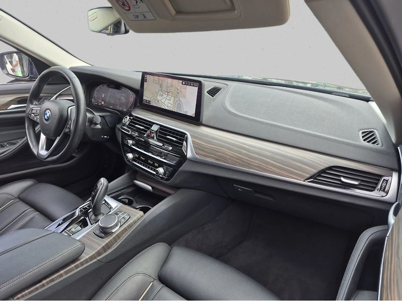 BMW Řada 5 530d xDrive AT Touring 210 kW - fotka 3 z 4