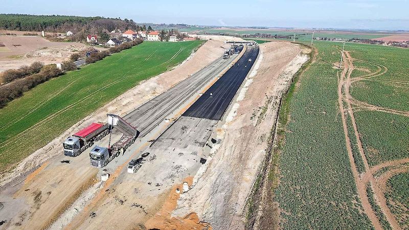 Stavba dálnice D7 Praha - Chomutov mezi Knovízem ve Středočeském a Panenským Týncem v Ústeckém kraji.