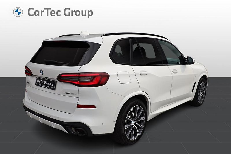 BMW X5 xDrive30d - fotka 5 z 15