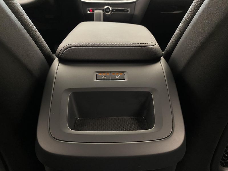 Volvo V60 B4 DARK PLUS AUT CZ - fotka 30 z 50