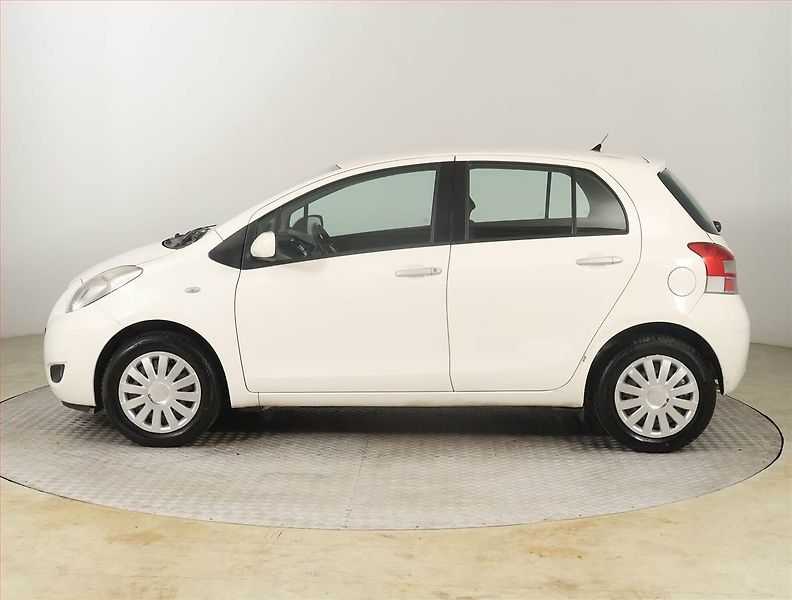 Toyota Yaris (2010) 1.0 VVT-i, Serv.kniha - fotka 3 z 15