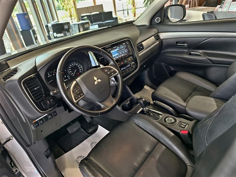 Mitsubishi Outlander 2.2 DI-D 110kW A/T, 7MÍST, 4x4 - fotka 7 z 27