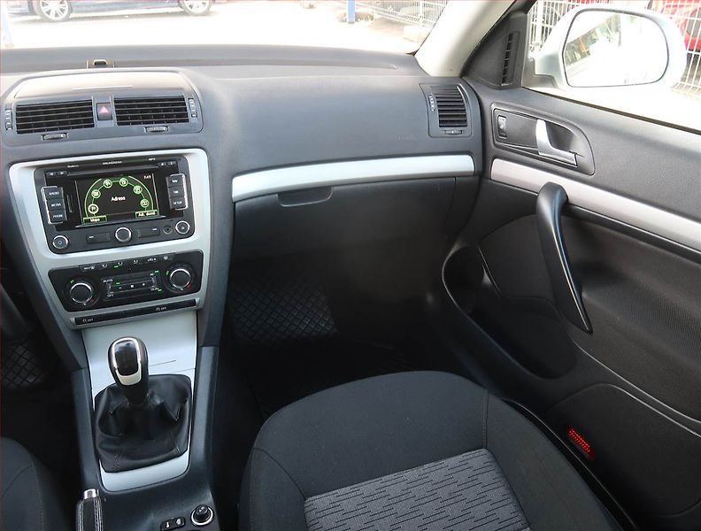 Škoda Octavia (2012) Ambition 1.6 TDI, Navi - fotka 8 z 20