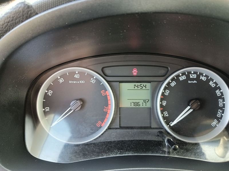 Škoda Fabia 1.4 16V Ambiente - fotka 12 z 25