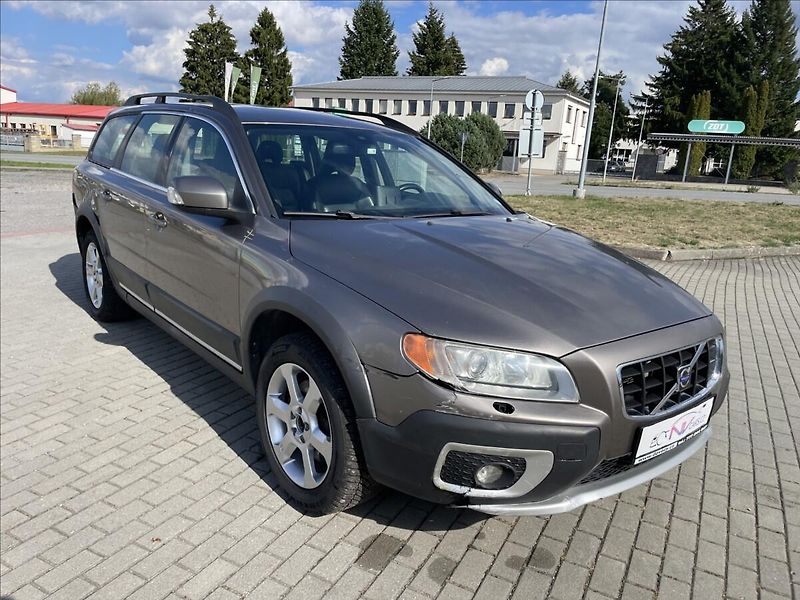 Volvo XC70 2,4 D5 151kw AWD Geartronic Mo - fotka 6 z 35