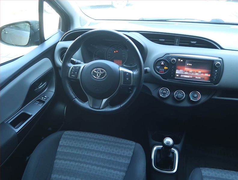 Toyota Yaris (2017) 1.0 VVT-i - fotka 7 z 16