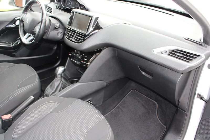 Peugeot 208 (2018) 1.2i 1.MAJITEL KLIMA TEMPOMAT  - fotka 15 z 24