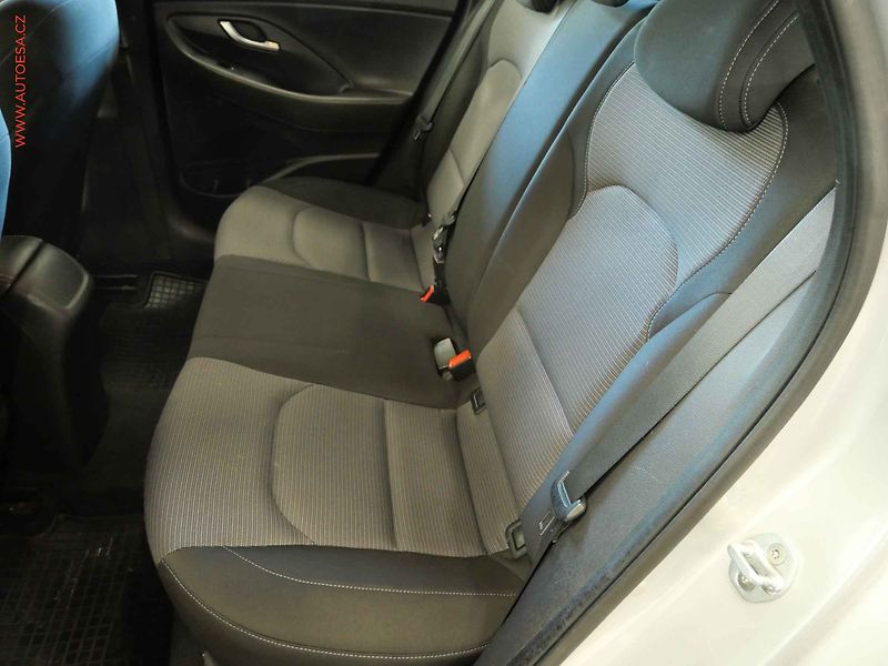 Hyundai i30 (2017) 1.6 CRDi, ČR, AC, temp - fotka 10 z 21
