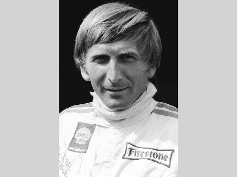 Legendární závodník Derek Bell se v roce 1977 představil s Jaguarem XJ12 C při Grand Prix Brna.