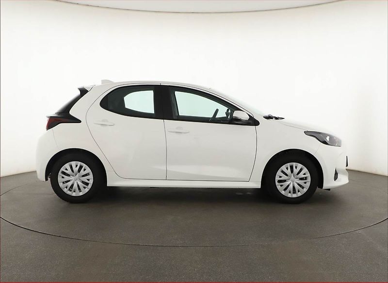 Toyota Yaris (2022) 1.5 VVT-i Hybrid, Automat - fotka 6 z 14