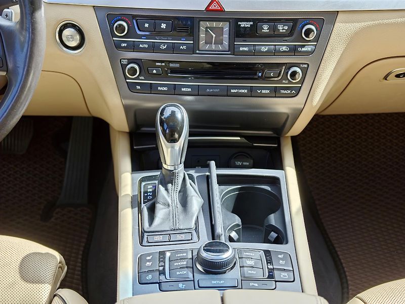 Hyundai Genesis V6 GDi 3,8 HTrac CZ,1 maj - fotka 26 z 37