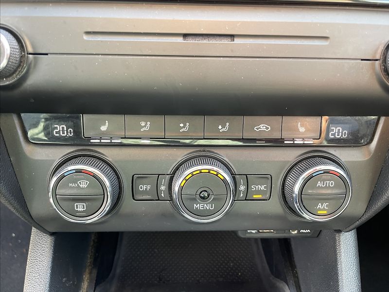 Škoda Octavia 2,0 TDi 135kw DSG 4x4 Klimatr. - fotka 17 z 34