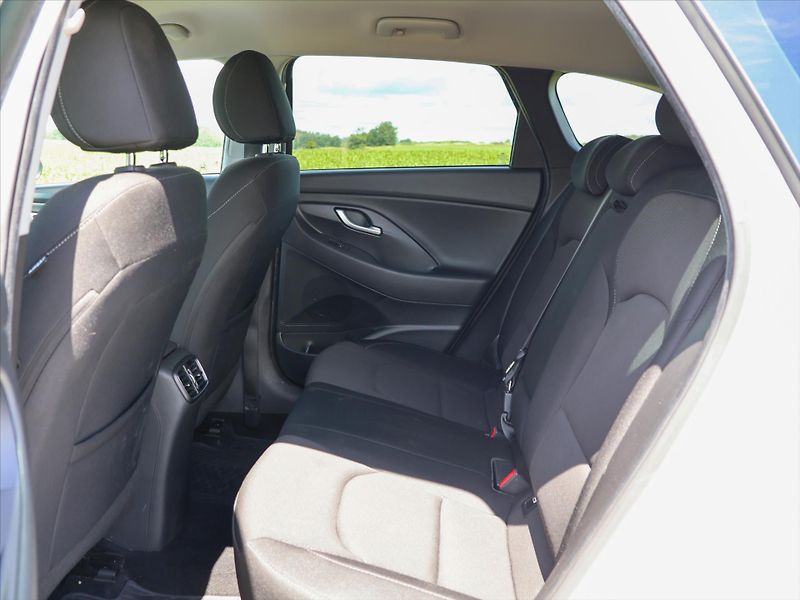 Hyundai i30 1.6 CRDi Automat CZ Style LED - fotka 14 z 37